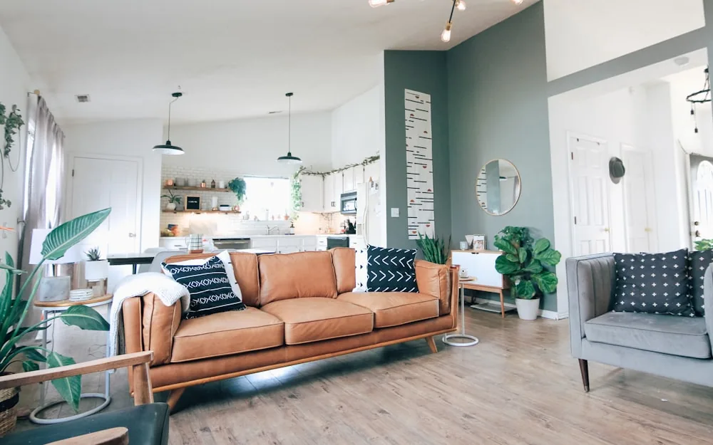 A bright, empty living room with a rug and coffee table, ready for a new tenant.